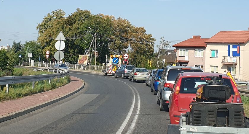 Łatają drogę wojewódzką nr 703 w Łowiczu. Uwaga na utrudnienia