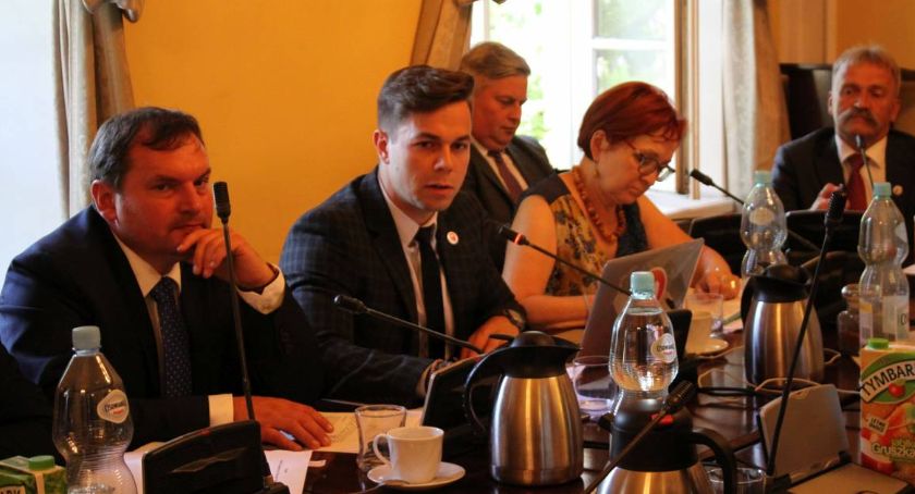 Bliski współpracownik burmistrza Łowicza znalazł pracę w ratuszu. Stanie na czele nowego wydziału