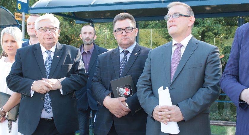 Powiat Łowicki: Konferencja na temat nowych linii autobusowych i dobre informacje o dofinansowaniu remontów dróg 