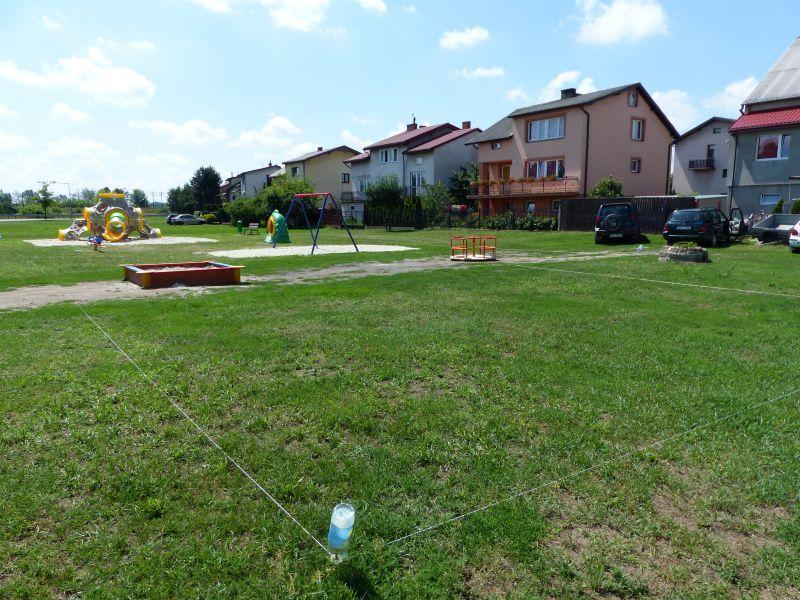 Przy Arkadyjskiej już stoją urządzenia do zabawy