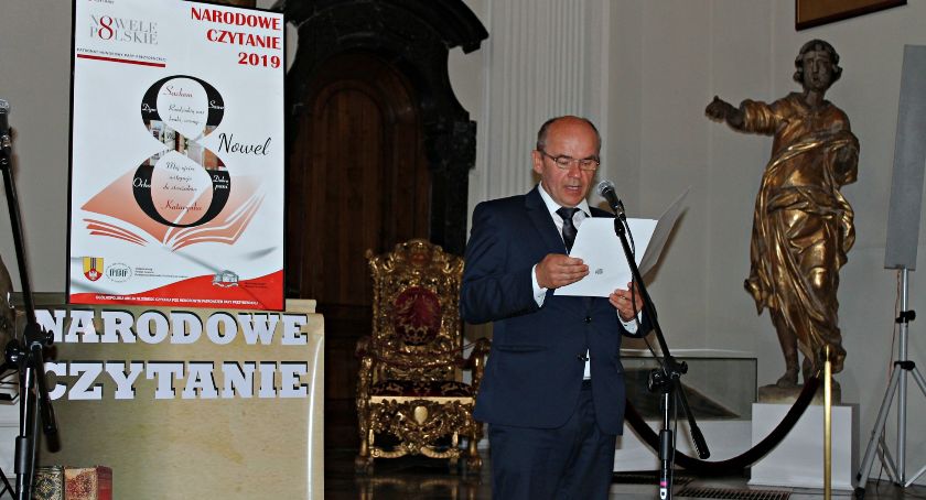 Narodowe Czytanie w sali barokowej Muzeum w Łowiczu