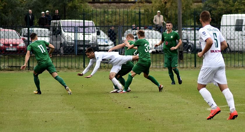 Pechowa porażka Pelikana. O przegranej zadecydował gol w 90. minucie (ZDJĘCIA)
