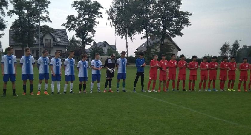 Reprezentacja II LO w Łowiczu wygrała 3:2 z drużyną piłkarską z Pekinu