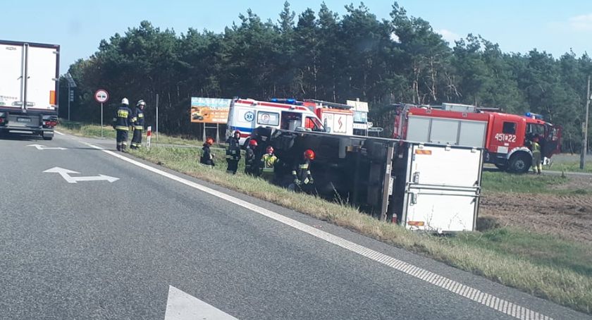 Zdarzenie drogowe na drodze krajowej nr 92 pod Łowiczem. Ciężarówka w rowie