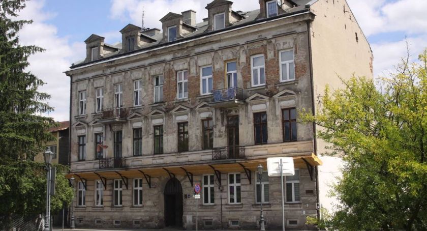 Remont elewacji kamienicy przy ul. Tkaczew 13 nie w tym roku. Oferty w przetargach były zbyt wysokie