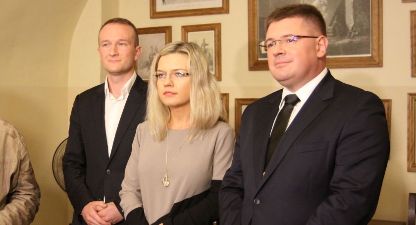 Łowicz: konferencja prasowa Małgorzaty Wassermann i Tomasza Rzymkowskiego