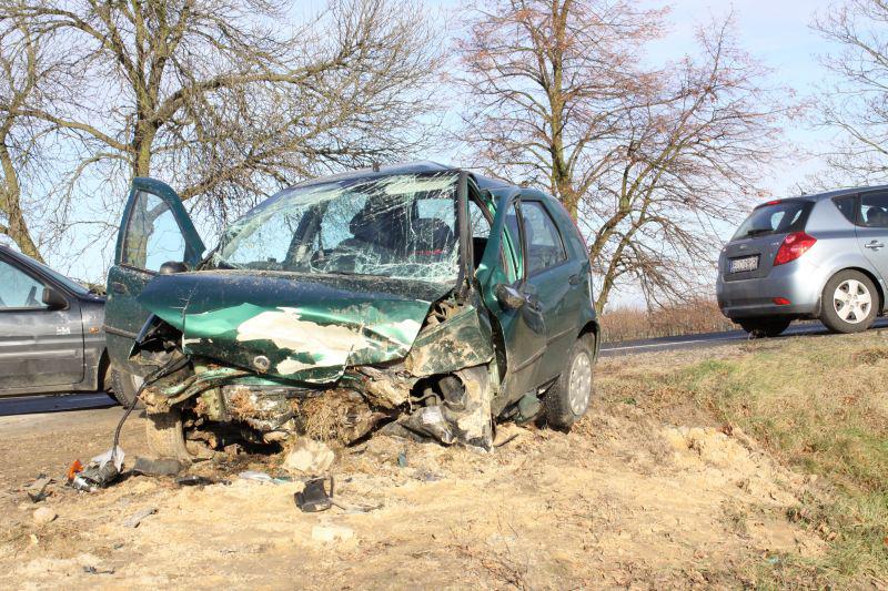 Zasnął i uderzył w betonowy przepust