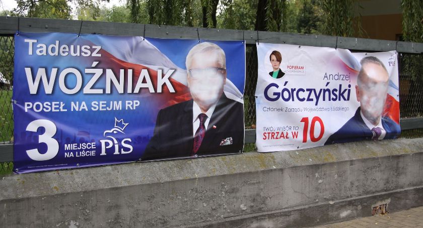Zniszczone banery wyborcze w Łowiczu. Zamazane twarze, domalowane wąsy