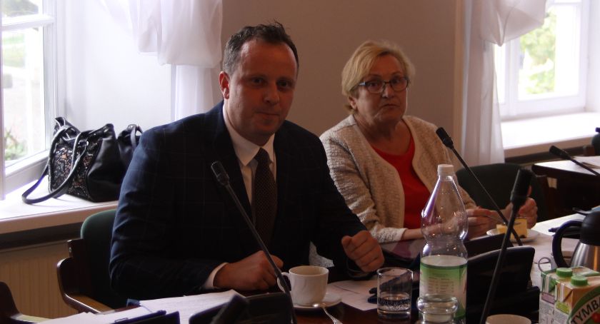 Maleje liczba radnych popierających burmistrza Łowicza. Nowy radny w klubie PiS i Niezależni