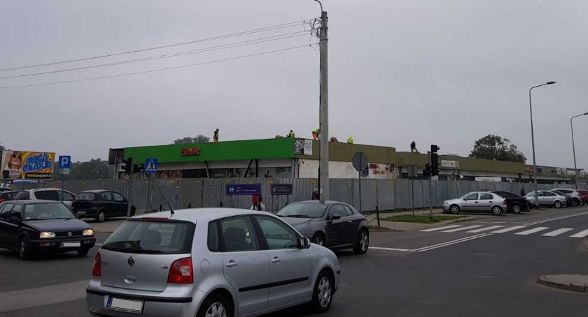 Pawilony GS przy Broniewskiego w trakcie rozbiórki