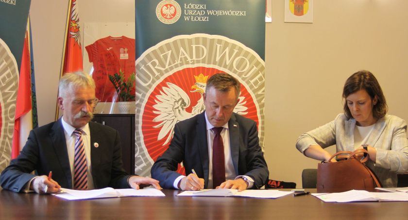 Podpisano umowy na dofinansowanie remontów dróg w Łowickiem (ZDJĘCIA, VIDEO)