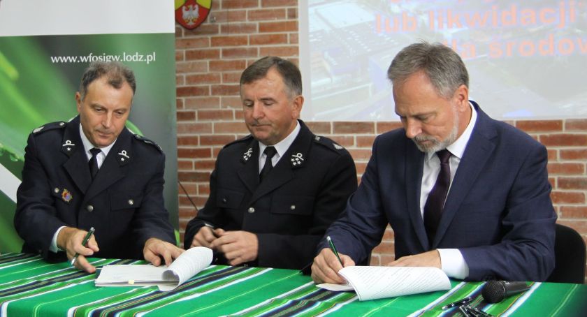 Jednostki OSP z powiatu łowickiego podpisały umowy na zakup sprzętu (ZDJĘCIA, VIDEO)