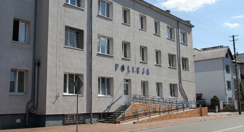Dzielnicowi z Łowicza zatrzymali poszukiwanego 22-latka. Mężczyzna miał przy sobie narkotyki