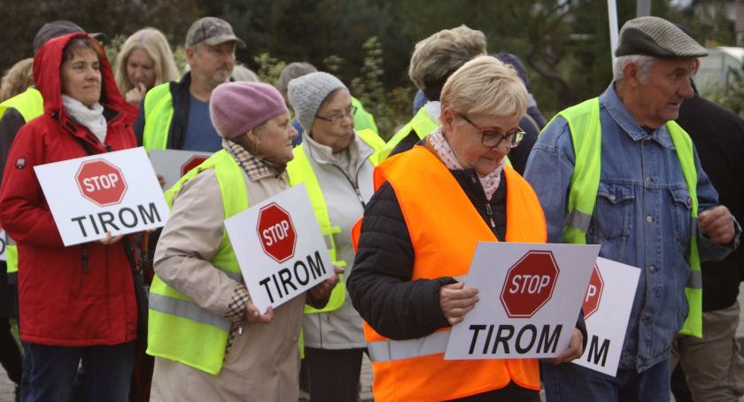 Mieszkańcy blokują drogę krajową nr 70 w Łowiczu. Protestują przeciwko tirom (ZDJĘCIA, VIDEO)