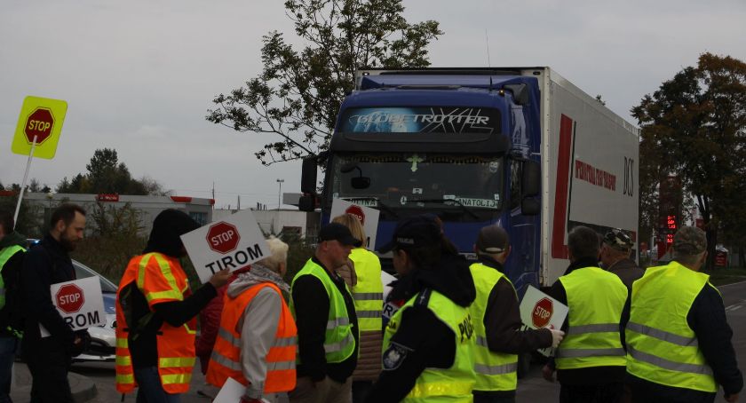 Drugi dzień protestu mieszkańców na drodze krajowej nr 70 w Łowiczu (ZDJĘCIA, VIDEO)
