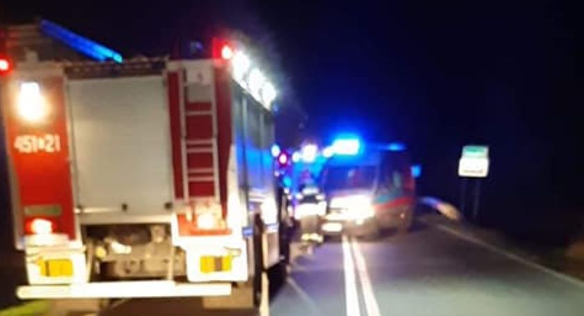 Groźny wypadek w Arkadii koło Łowicza! Dachowanie na drodze krajowej.