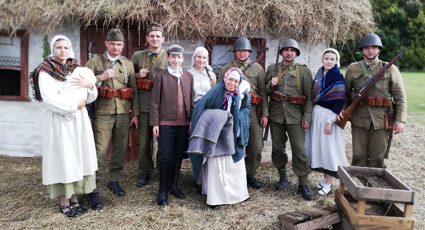 Łowiccy „Dziesiątacy” wcielili się w żołnierzy na rekonstrukcjach historycznych