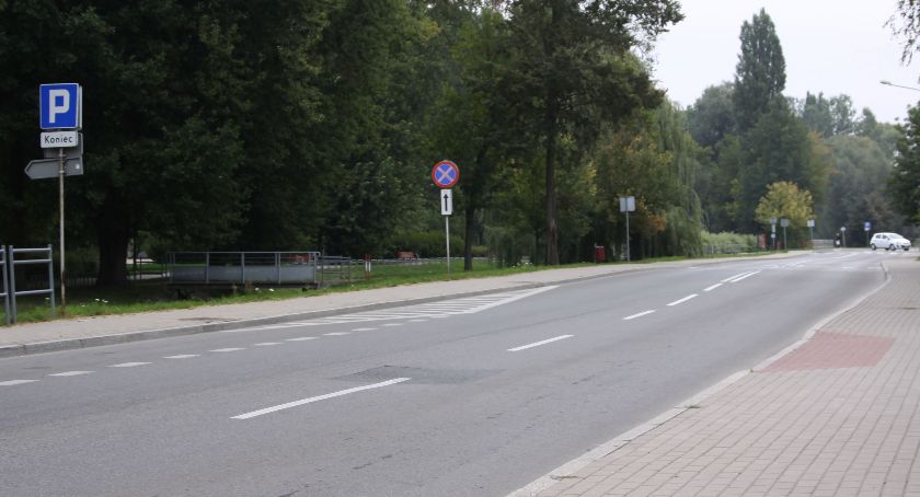 Rajdy samochodowe na ul. Starorzecze w Łowiczu. Jakie działania podejmuje łowicka policja, aby wyeliminować problem?