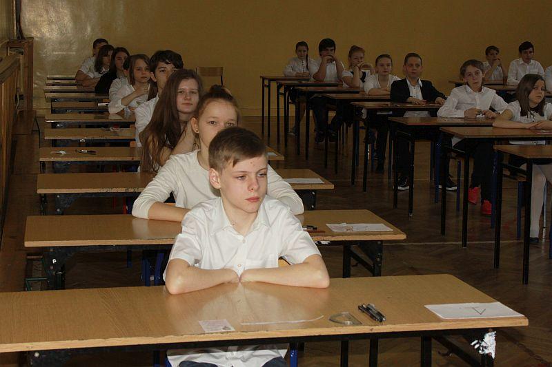 Szóstoklasiści piszą sprawdzian na zakończenie szkoły