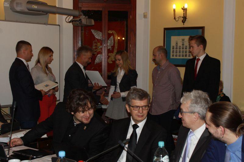 Władze Łowicza nagrodziły sportowców i trenerów