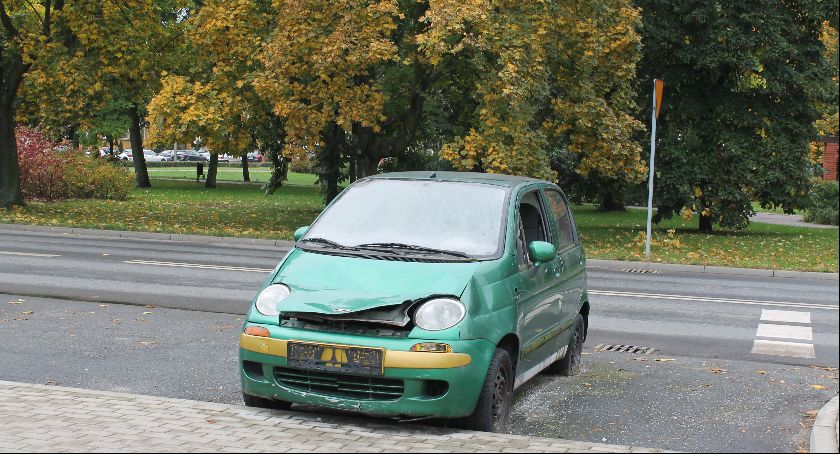 Wraki aut na łowickich ulicach. Czy kiedyś znikną? 
