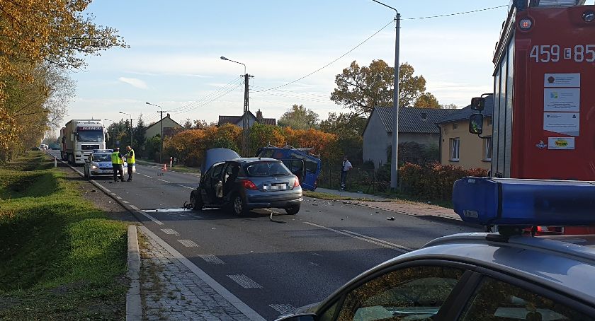Bus zderzył się z osobówką w Bełchowie. Są ranni