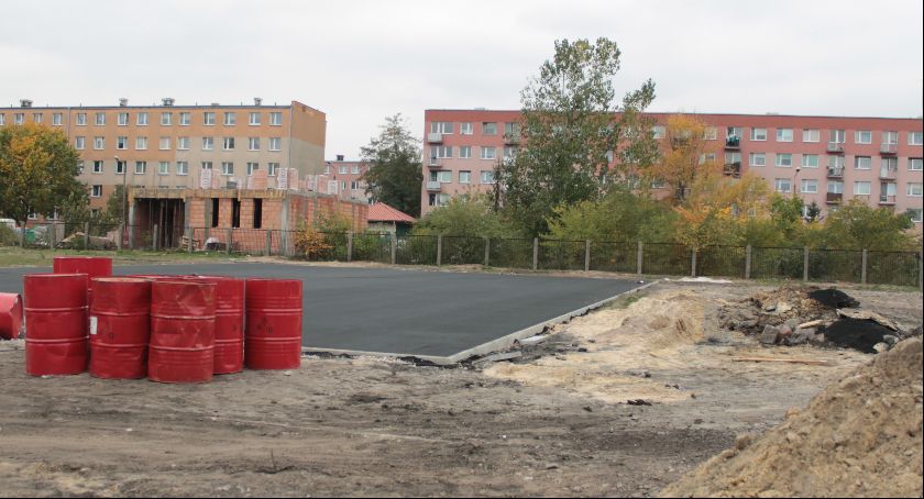 Trwa budowa boiska wielofunkcyjnego przy II LO w Łowiczu 