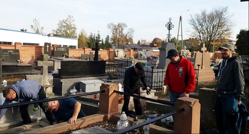Sprzątali nagrobki zasłużonych łowiczan na cmentarzach Emaus i katedralnym