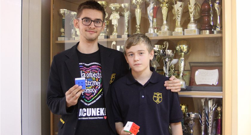 Uczniowie Pijarskiej wiedzą jak szybko ułożyć kostkę Rubika