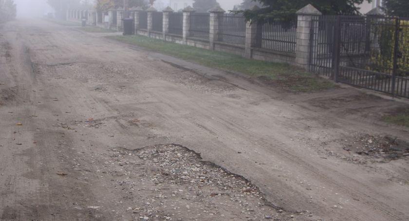 Zerwany asfalt na ulicy Czajki w Łowiczu. Mieszkańcy z trudem dojeżdżają do swoich domów (ZDJĘCIA, VIDEO)
