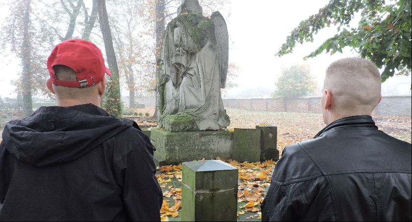 Więźniowie poznali historię łowickich nekropolii