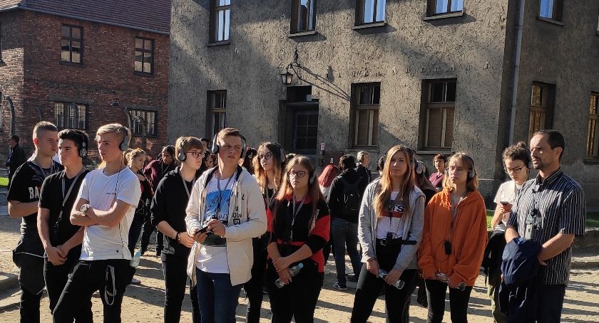 Młodzież ze Zduńskiej Dąbrowy z wycieczką w Oświęcimiu