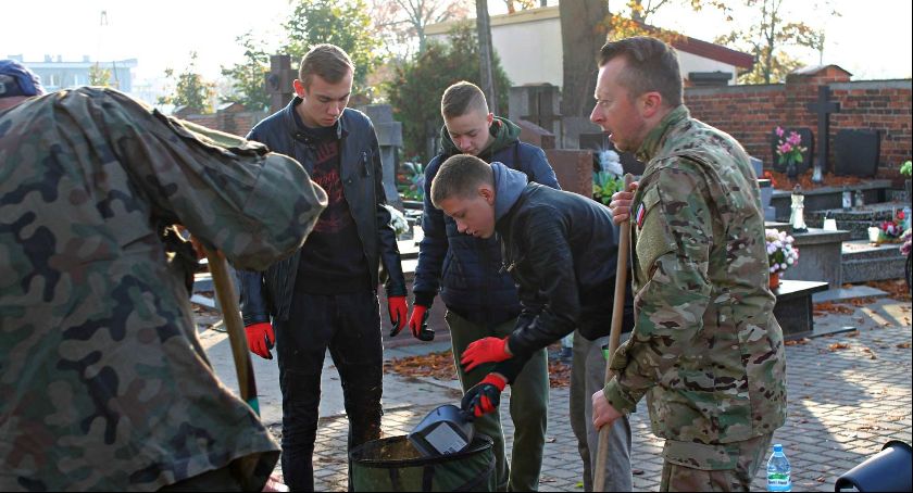 „Dziesiątacy” porządkowali groby wojskowych