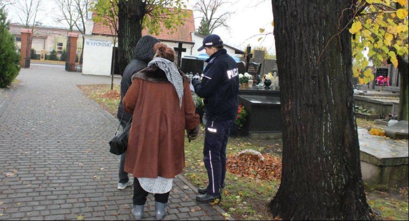 Zbliża się Dzień Wszystkich Świętych. Policja apeluje o rozwagę