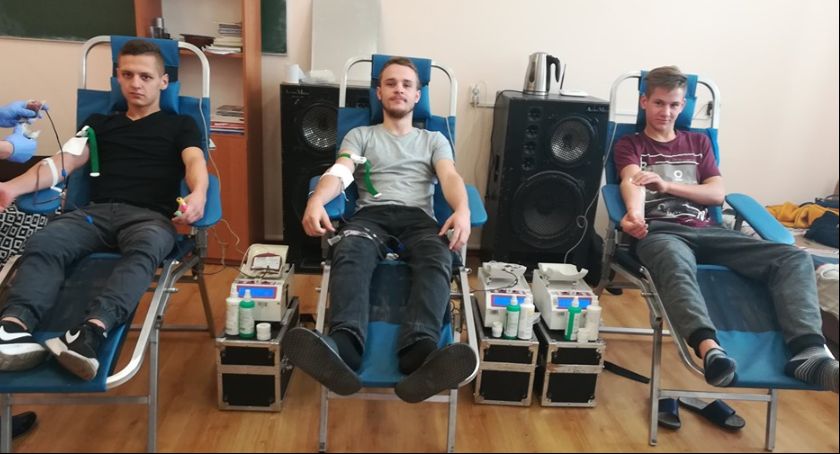 Młodzież ze Zduńskiej Dąbrowy oddała honorowo ponad 8 litrów krwi 