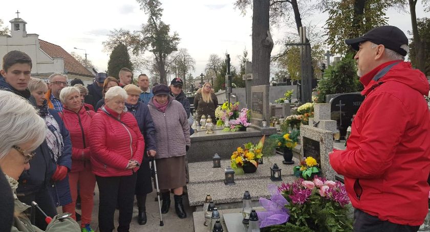 Spacer po cmentarzu katedralnym w Łowiczu (FOTO+VIDEO)