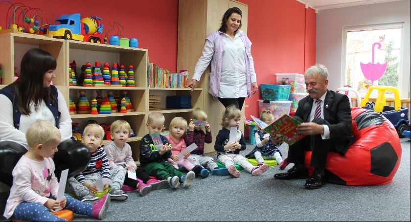 Burmistrz czytał dzieciom w Żłobku Miejskim [ZDJECIA, WIDEO]