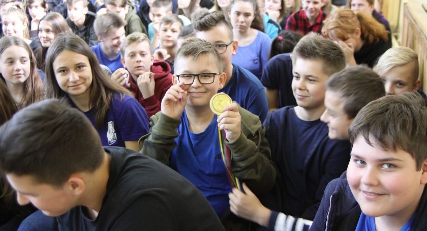 „Dotknij olimpijskiego medalu”: spotkanie z mistrzem olimpijskim w SP nr 1 w Łowiczu (ZDJĘCIA, VIDEO)