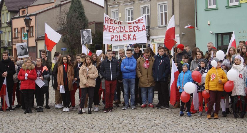 Łowicz: niepodległościowy przemarsz uczniów Pijarskiej (ZDJĘCIA, VIDEO)