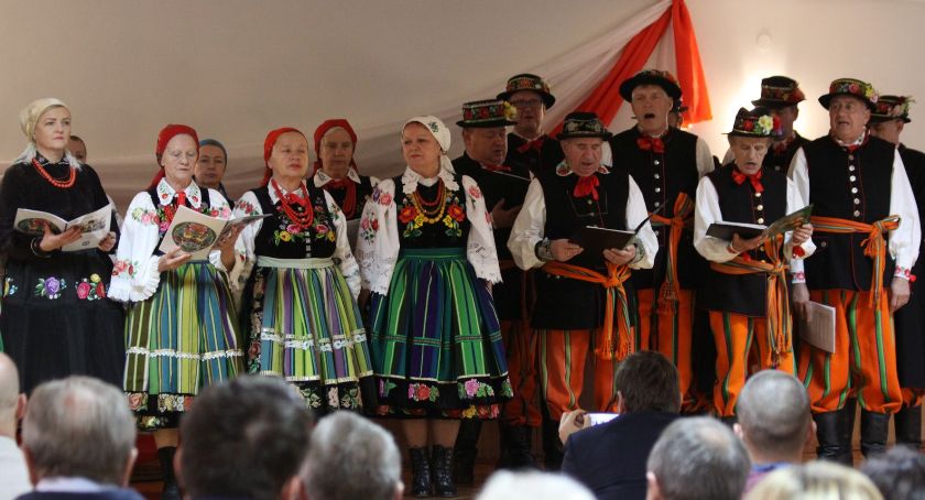Patriotycznie i na ludowo w podłowickim Ostrowie (ZDJĘCIA)
