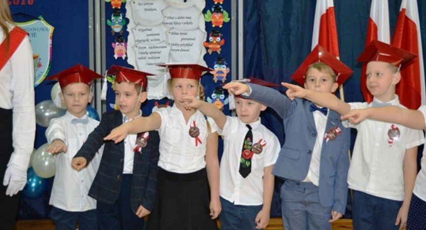 Uroczystości patriotyczne i ślubowanie pierwszoklasistów w SP w Popowie (ZDJĘCIA)