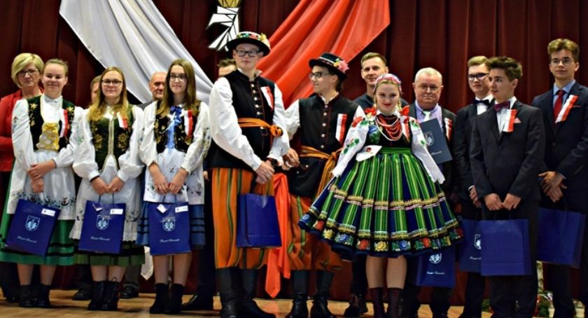 Uczniowie z ZSP nr 2 CKZ w Łowiczu świętowali odzyskanie niepodległości po góralsku