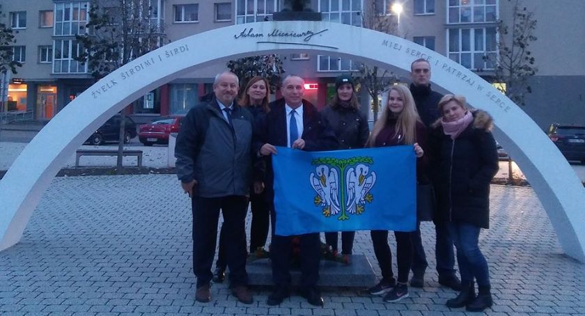 Przedstawiciele łowickiego stowarzyszenia na uroczystościach patriotycznych w Solecznikach