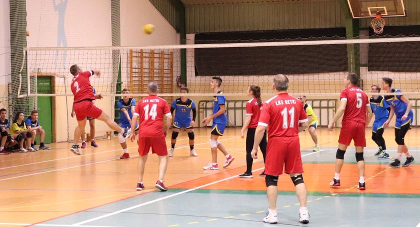 Wystartowała XXI edycja Siatkarskich Amatorskich Mistrzostw Łowicza. Wyniki 1. kolejki