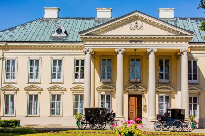 Zabytkowe karety zaparkują przed pałacem w Walewicach