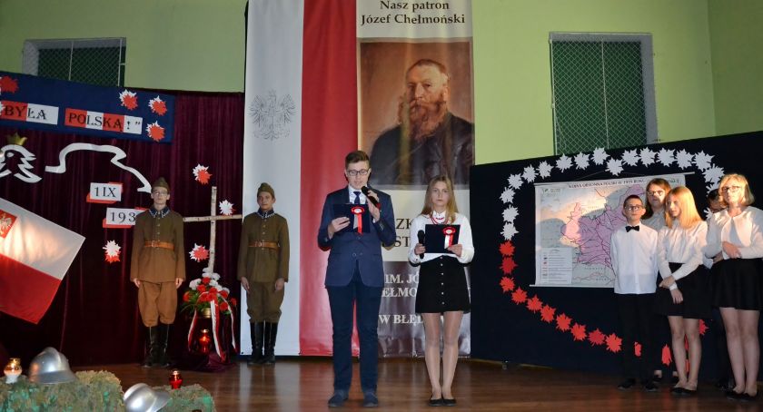 Patriotyczna wieczornica w szkole w Błędowie