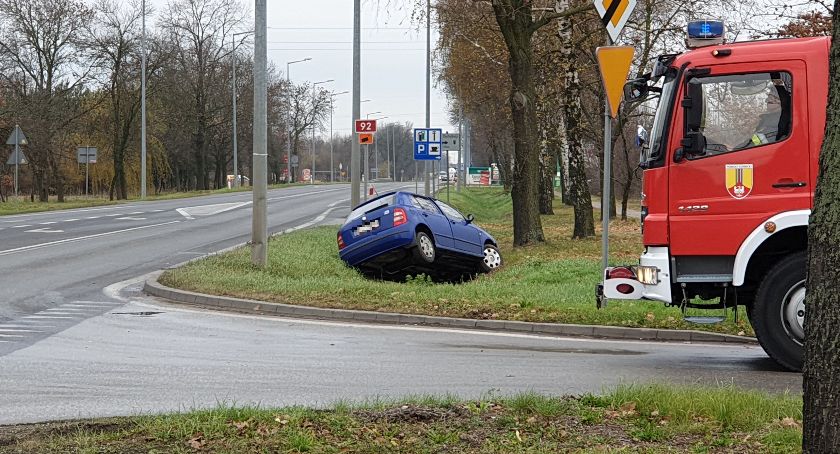 Dwa auta zderzyły się na drodze krajowej nr 92 w Łowiczu. Skoda zatrzymała się w rowie