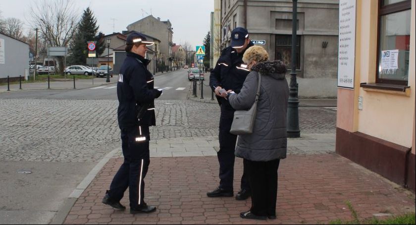 Policjanci w trosce o bezpieczeństwo seniorów