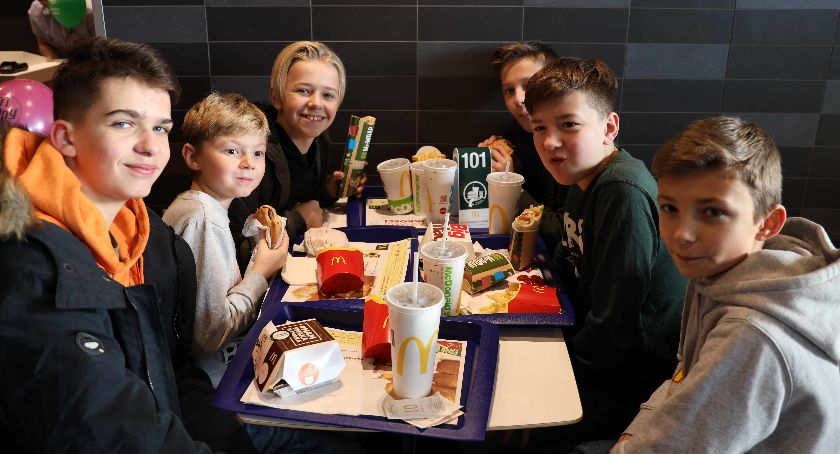 Wielkie otwarcie McDonalds w Łowiczu. Tłumy miłośników burgerów (ZDJĘCIA i VIDEO)