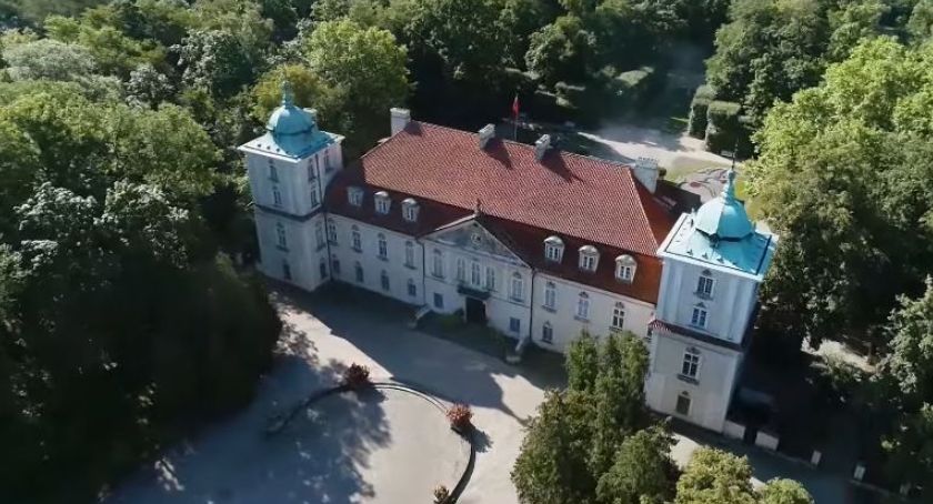 Nieborów i Arkadia w programie „Szlakiem miejsc niezwykłych – pomniki historii” (VIDEO)